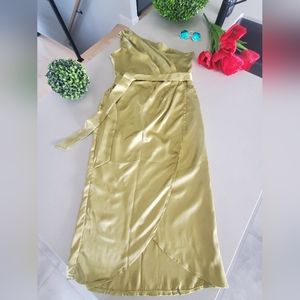 NWOT Belle robe en satin à une bretelle verte avec ouverture au devant